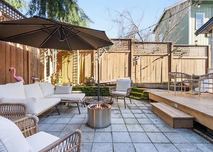 Urban Oasis With Cedar Hot Tub