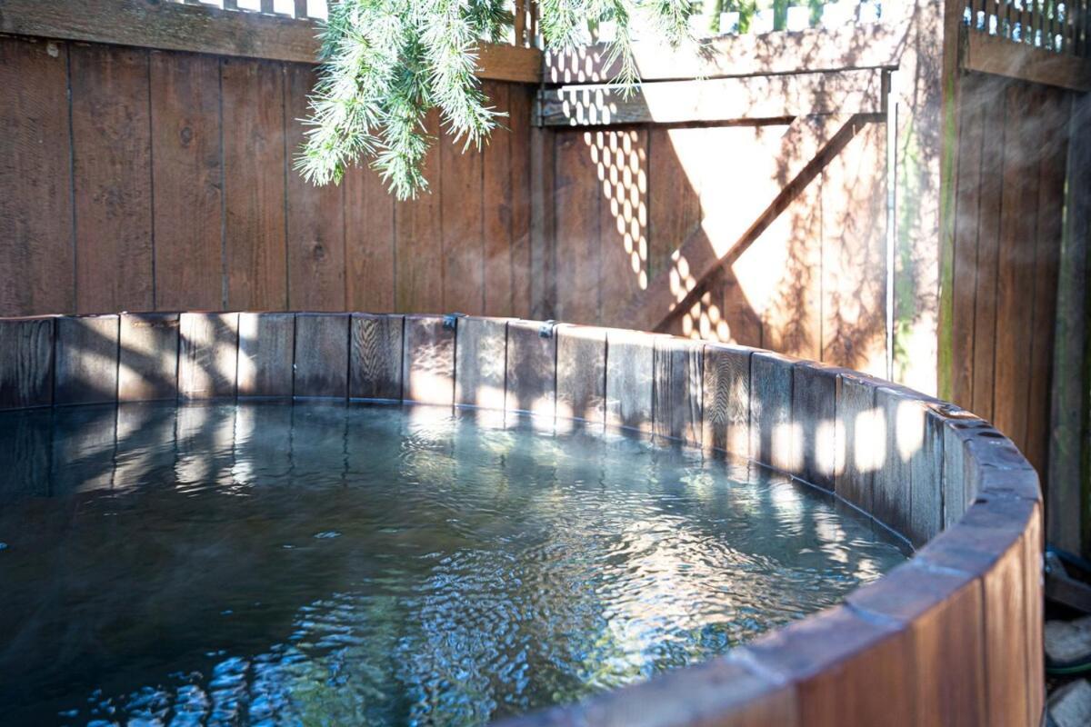 Urban Oasis With Cedar Hot Tub Holiday home *