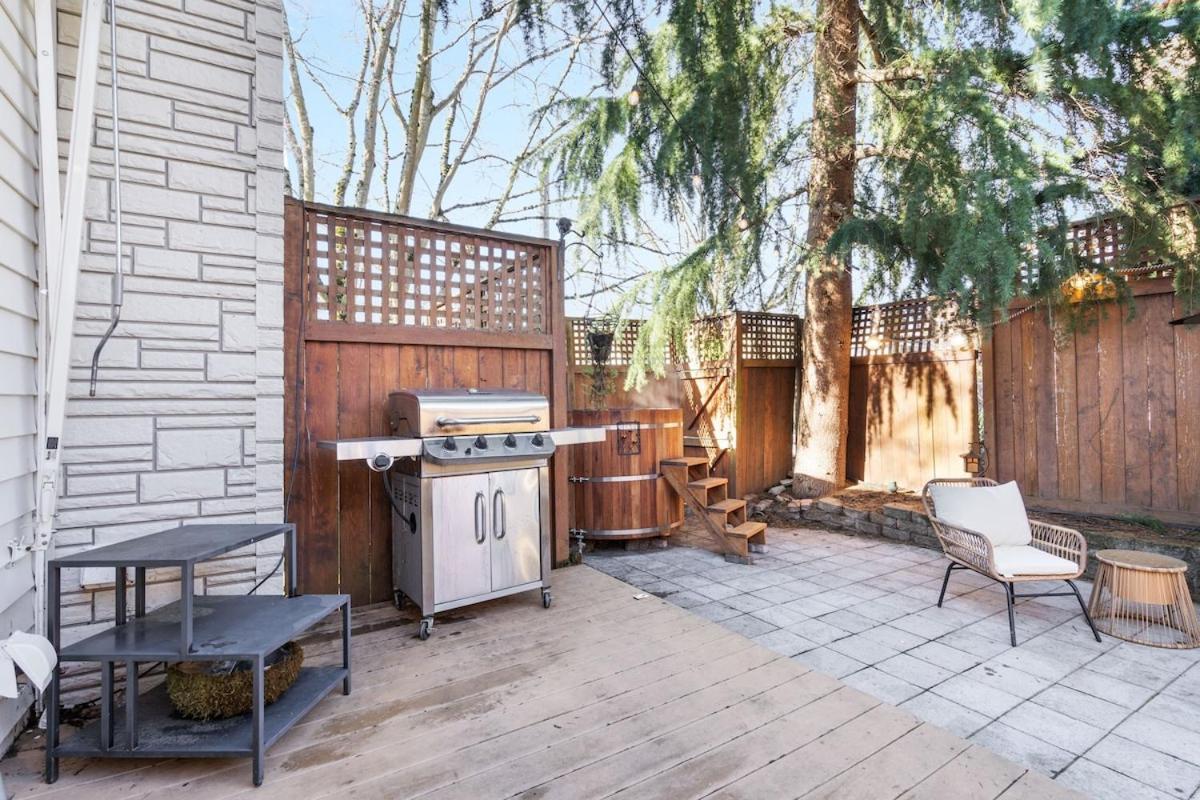 Urban Oasis With Cedar Hot Tub